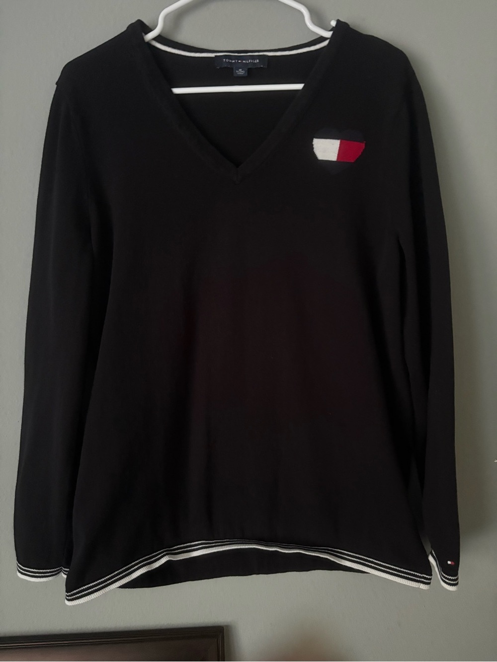 Tommy Hilfiger Women's Knit Heart Flag V-Neck Sweater XL Black Tipped Trim